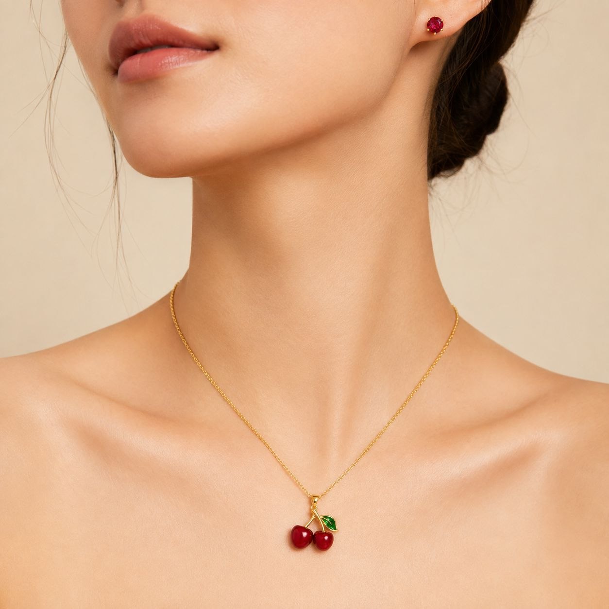 SET DE ENCHAPE PARA DAMA CON DISEÑO DE CEREZAS Y ARETES DE CIRCÓN ROJO
