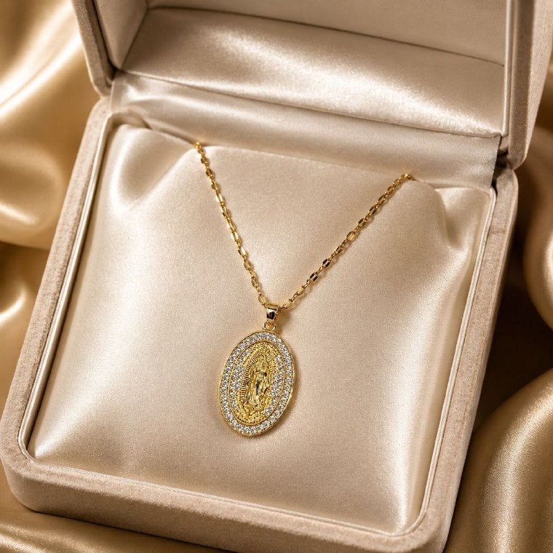 GARGANTILLA DE ENCHAPE PARA DAMA CON DISEÑO DE VIRGEN MARIA 3CM