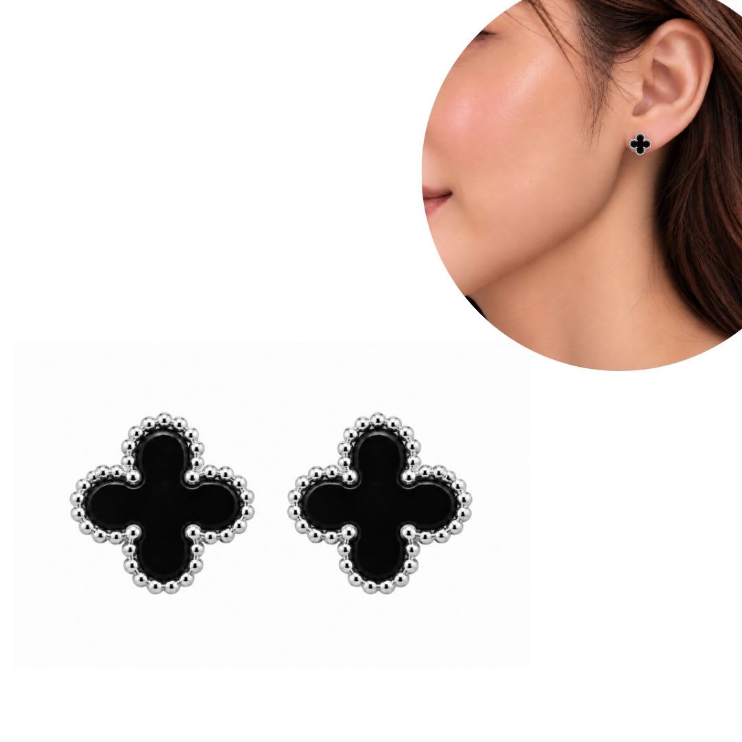ARITOS DE ENCHAPE PLATEADO PARA DAMA CON DISEÑO DE TRÉBOL DE CUATRO HOJAS CON CENTRO NEGRO Y BORDE CON DETALLE DE ESFERAS 1CM
