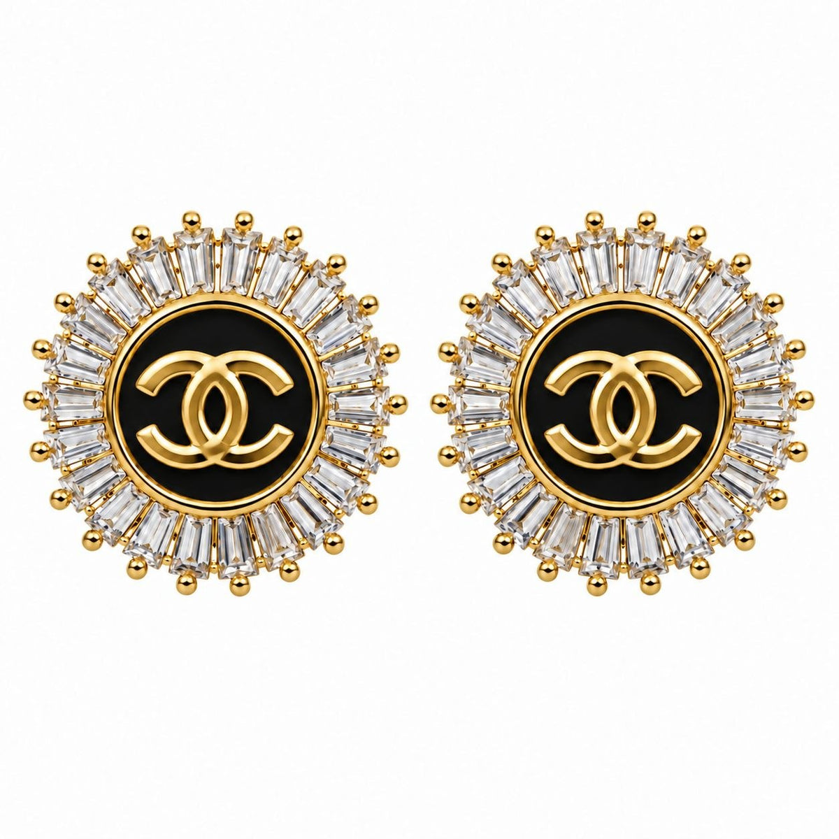 ARITOS DE ENCHAPE PARA DAMA CON DISEÑO CIRCULAR Y CENTRO EN ESMALTE NEGRO CON LOGO TIPO DOBLE C RODEADO DE CIRCONES EN HALO 1.3CM