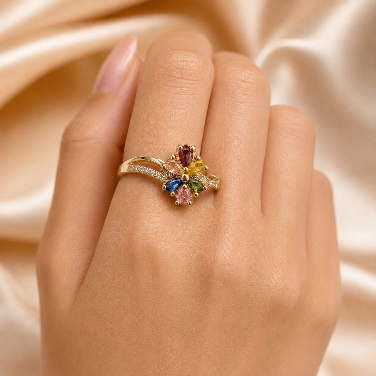 ANILLO DE ENCHAPE PARA DAMA CON DISEÑO DE FLOR Y CIRCONES MULTICOLOR EN BANDA ONDULADA