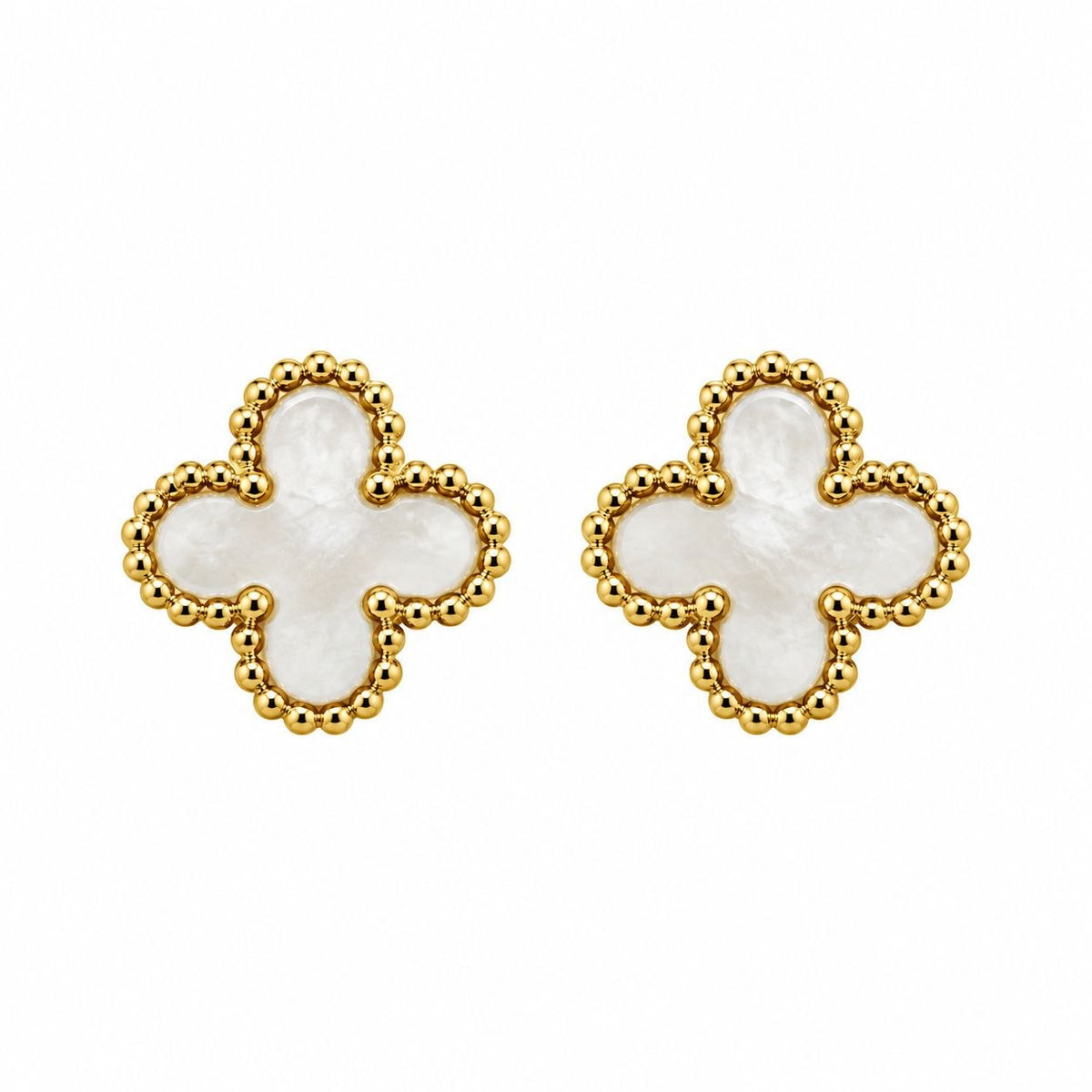 ARITOS DE ENCHAPE PARA DAMA CON DISEÑO DE TRÉBOL DE CUATRO HOJAS CON CENTRO BLANCO NACARADO Y BORDE CON DETALLE DE ESFERAS 1CM