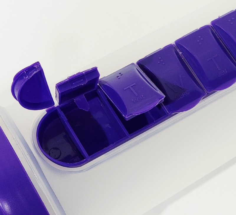 BOTELLA MEZCLADORA CON ORGANIZADOR DE VITAMINAS 2 EN 1 DE PLASTICO RESISTENTE 600ML