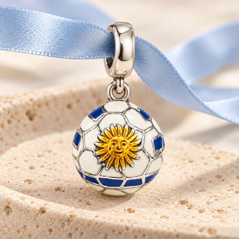 CHARM DE PLATA 9.25 CON DISEÑO DE PELOTA DE FUTBOL URUGUAY MEDIDA: 2CM PESO: 3.4G