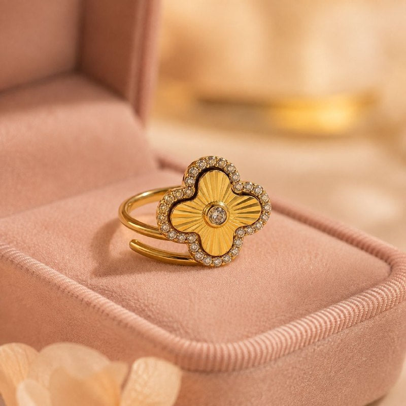 ANILLO DE ENCHAPE PARA DAMA CON MOTIVO DE TRÉBOL TEXTURIZADO Y CIRCONES