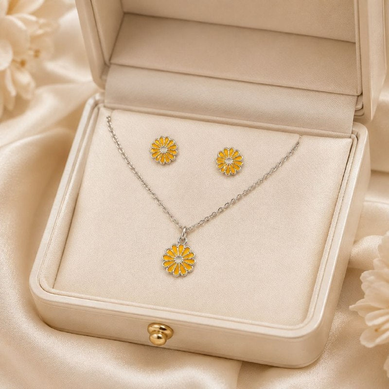 SET DE ENCHAPE PARA DAMA CADENA, DIJE Y TOPOS FLOR DE MARGARITA ESMALTADA