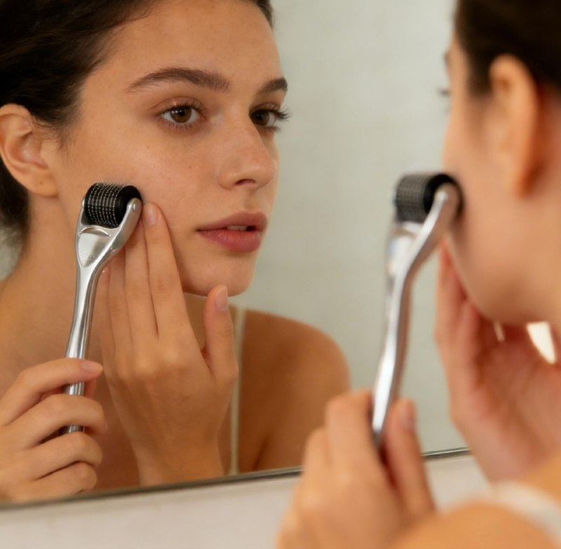 RODILLO FACIAL MASAJEADOR CON MICROAGUJAS DE TITANIO DE 1MM DERMAROLLER