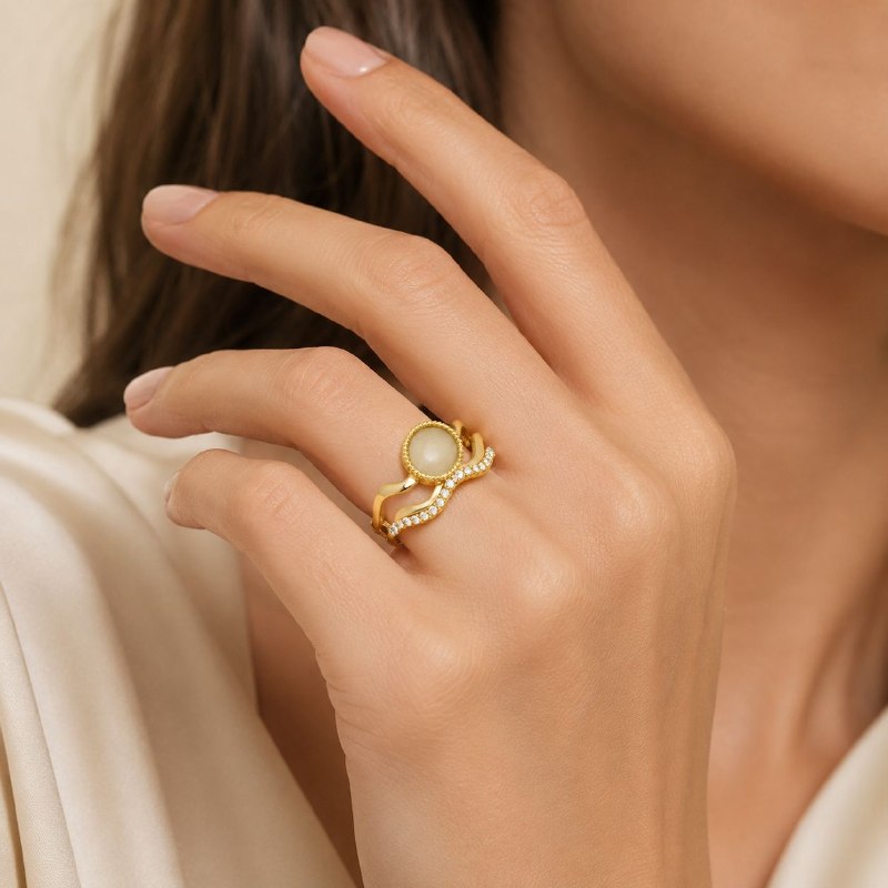 ANILLO DE ENCHAPE PARA DAMA CON DISEÑO DE PIEDRA OVALADA Y LÍNEA ONDULADA CON CIRCONIAS