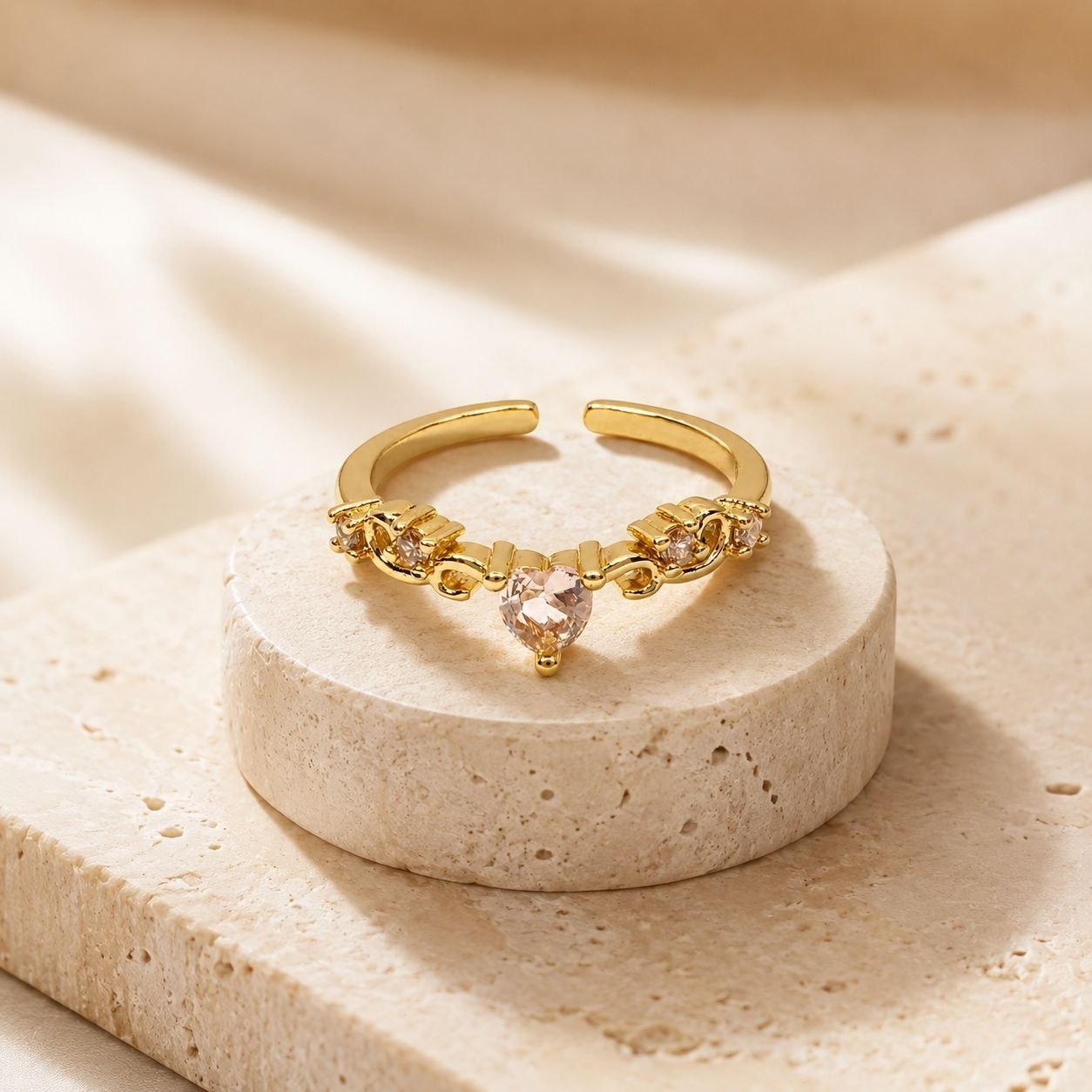 ANILLO DE ENCHAPE PARA DAMA CON DISEÑO DE CORAZÓN Y CIRCONES TONO CHAMPAGNE