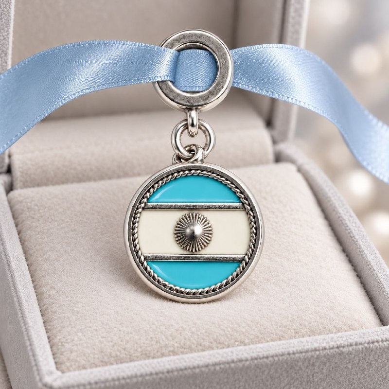 CHARM DE PLATA 9.25 CON DISEÑO DE BANDERA DE ARGENTINA MEDIDA: 2CM PESO: 2.7G