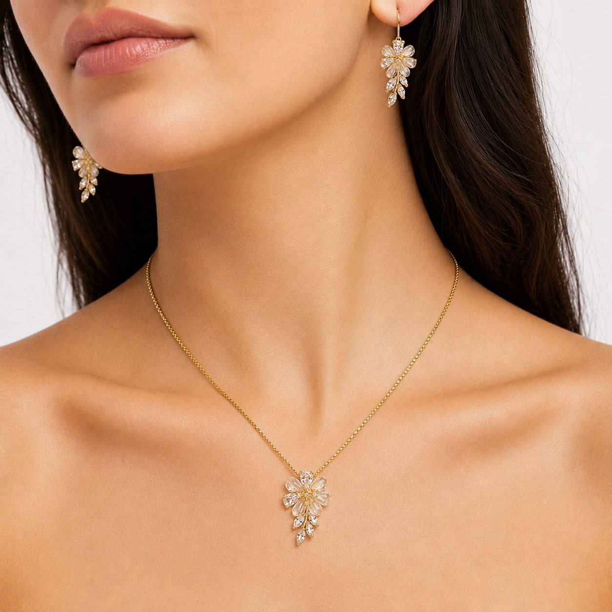 SET DE ENCHAPE PARA DAMA CON DISEÑO FLORAL Y RAMA DE CIRCONES EN CORTE MARQUESA Y GOTA