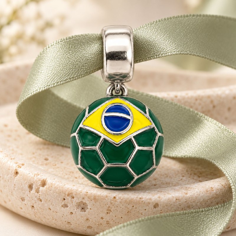 CHARM DE PLATA 9.25 CON DISEÑO DE PELOTA DE FUTBOL BRASIL MEDIDA: 2CM PESO: 3.5G