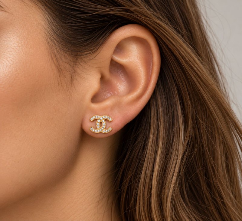ARITOS DE ENCHAPE PARA DAMA CON DISEÑO DE CHANEL DORADO 1CM