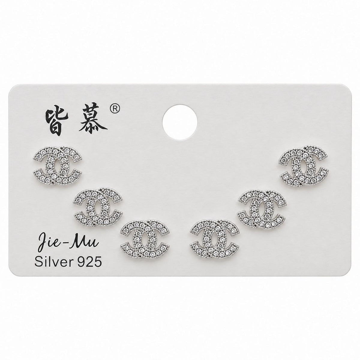 SET DE ARITOS DE ENCHAPE PLATEADO CON DISEÑO DE LOGO Y CIRCONES 0.6CM