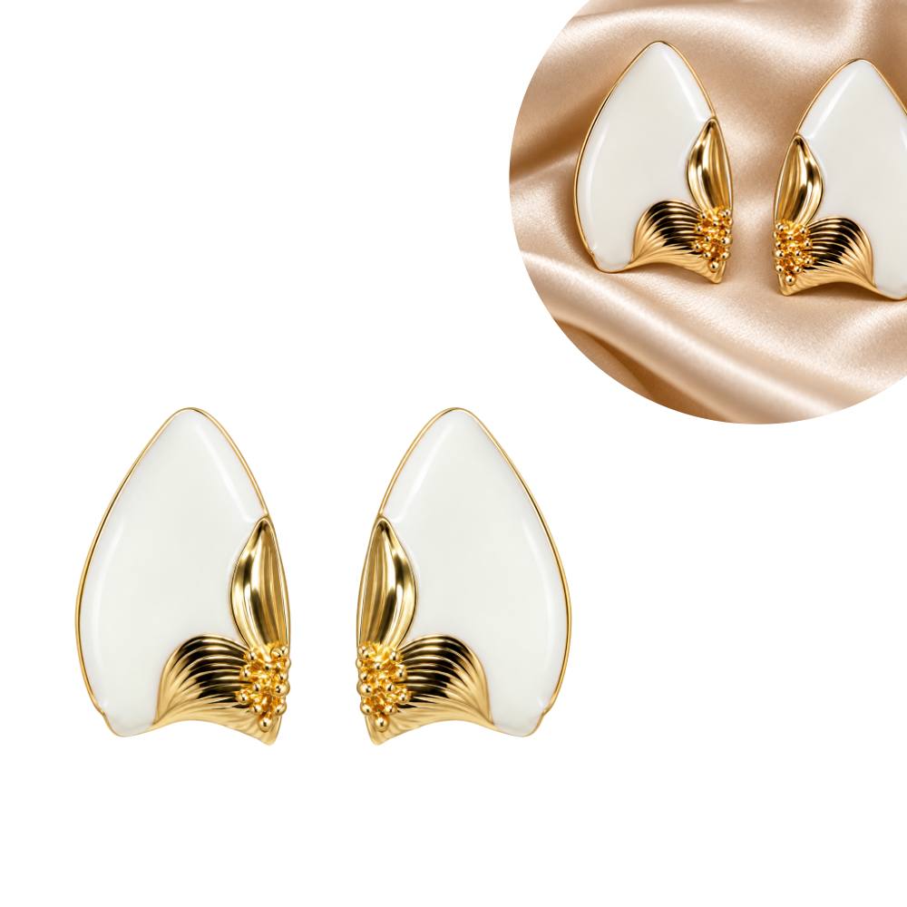 ARITOS DE ENCHAPE PARA DAMA CON DISEÑO GEOMÉTRICO BLANCO Y DETALLE FLORAL DORADO 3CM