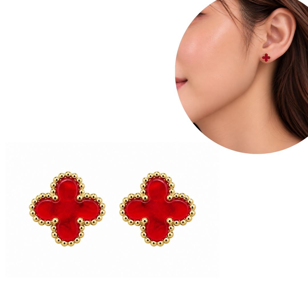 ARITOS DE ENCHAPE PARA DAMA CON DISEÑO DE TRÉBOL DE CUATRO HOJAS CON CENTRO ROJO Y BORDE CON DETALLE DE ESFERAS 1CM