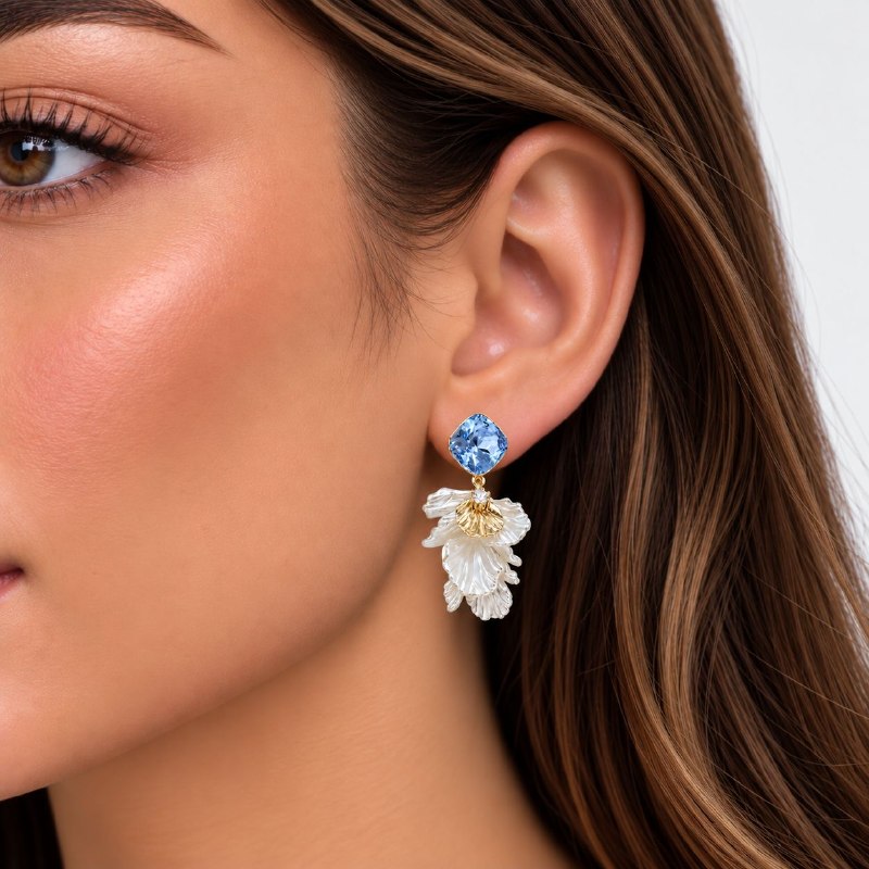 ARITOS DE ENCHAPE PARA DAMA CON DISEÑO COLGANTES CON CRISTAL CUADRADO AZUL Y PETALOS SUPERPUESTOS 3CM