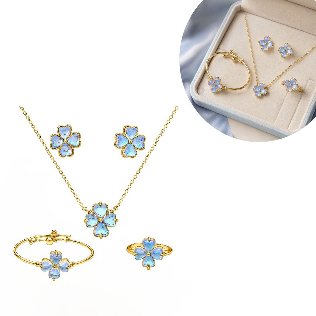 SET DE ENCHAPE PARA NIÑA CADENA, DIJE, TOPOS, PULSERA Y ANILLO FLOR / TRÉBOL AZUL TORNASOL