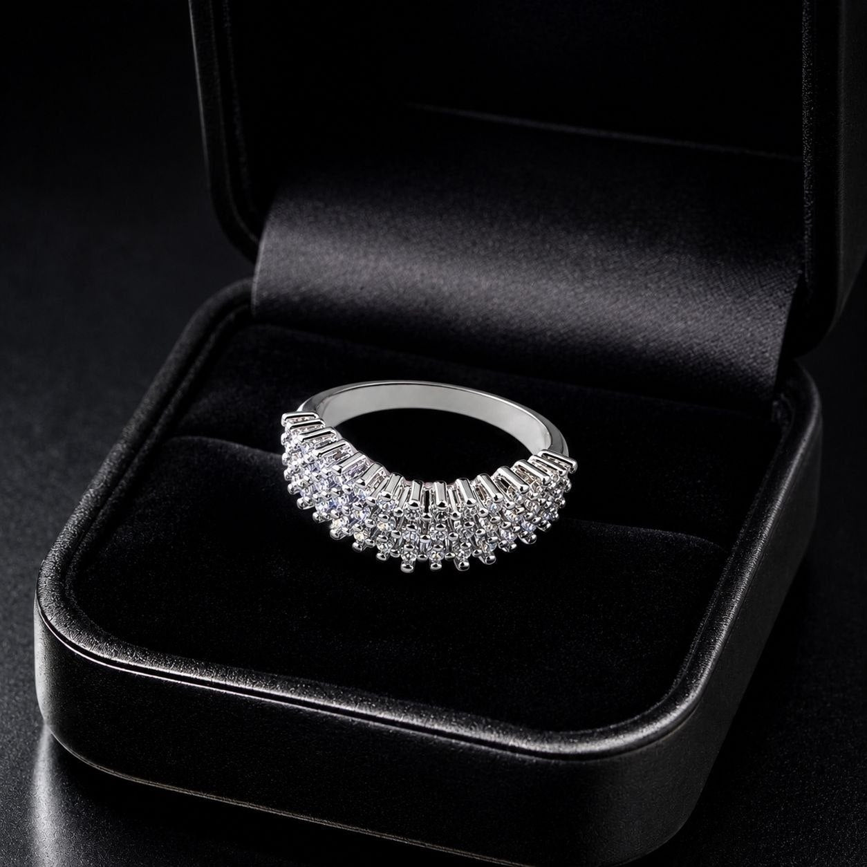 ANILLO DE ENCHAPE PARA DAMA CON DISEÑO DE MÚLTIPLES HILERAS Y PAVÉ DE CIRCONES