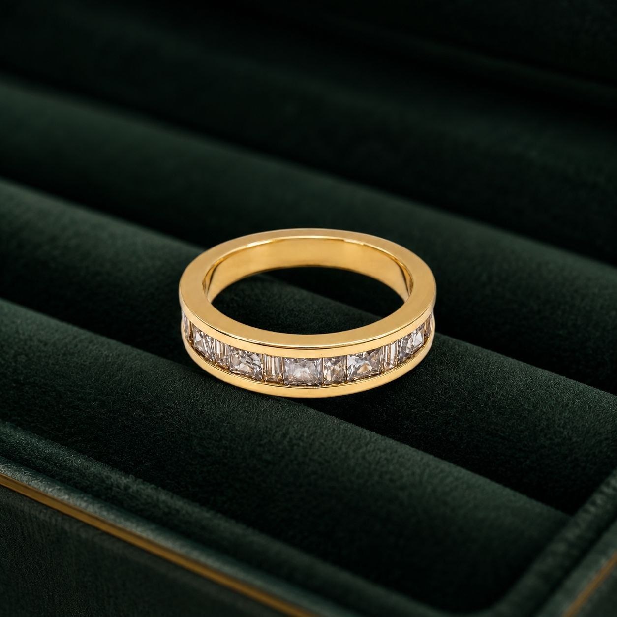ANILLO DE ENCHAPE PARA DAMA CON CIRCONES ENGASTADOS EN CANAL CORTE PRINCESA Y BAGUETTE