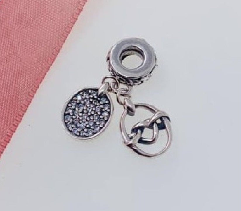 PCHARM1472 COLGANTE DOBLE CORAZON ENTRE  LAZADO