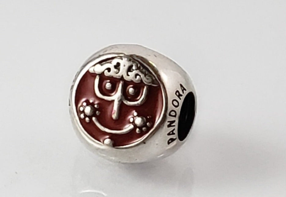 PCHARM2213  CIRCULAR DE PANDORA CON CARITA FELIZ FONDO ROJO