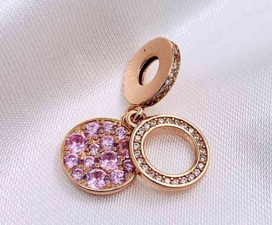 PCHARM2465 COLGANTE DOBLE COLOR ROSE CON CIRCONES ROSAS AL FONDO
