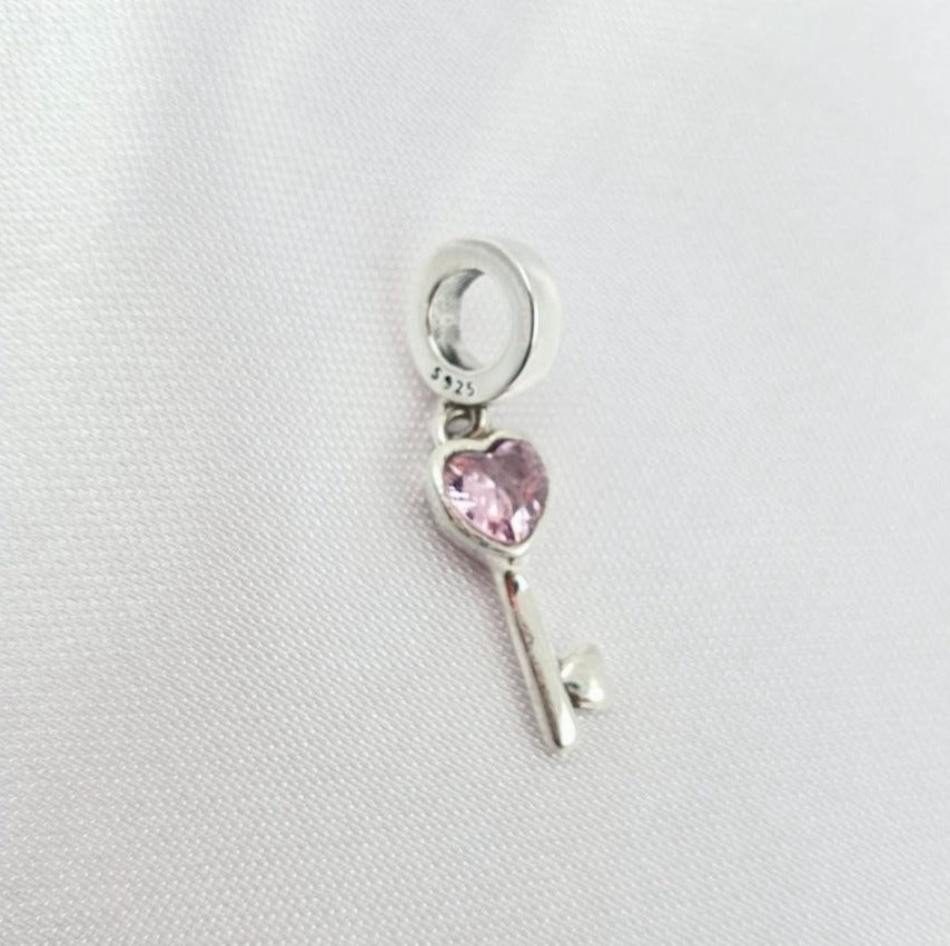 PCHARM2647#3  COLGANTE DE LLAVE EN FORMA DE CORAZON CON CIRCON ROSA