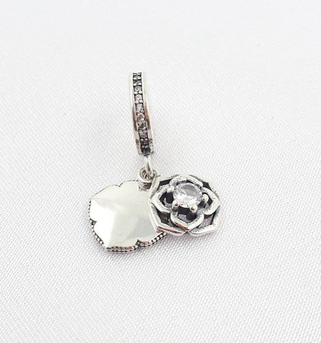 PCHARM2648    COLGANTE DOBLE DE FLOR CON UN CIRCON EN MEDIO