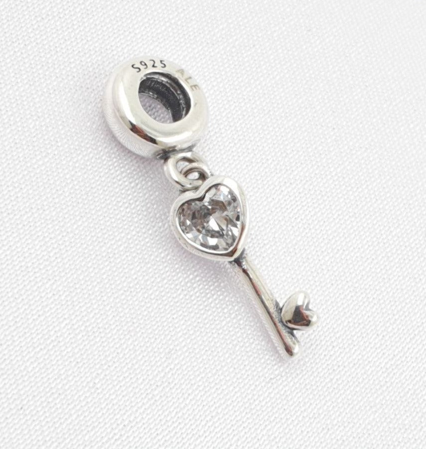 PCHARM2647    COLGANTE DE LLAVE EN FORMA DE CORAZON