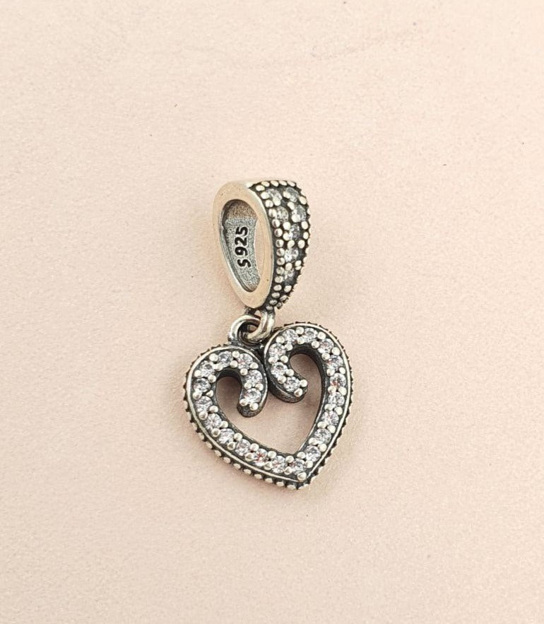 PCHARM2573  COLGANTE DE CORAZON CON CIRCONES AL REDEDOR