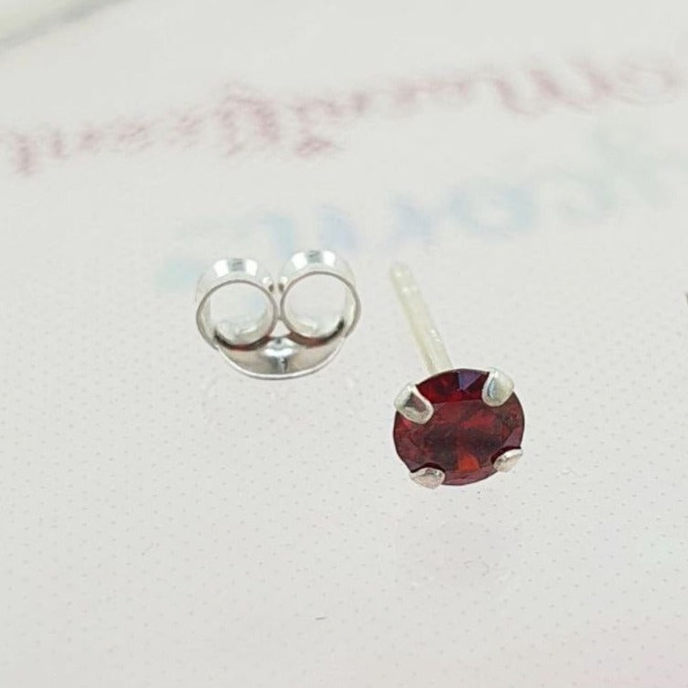 PIERCING DE PLATA 9.25 CON PIEDRA ROJA CIRCULAR